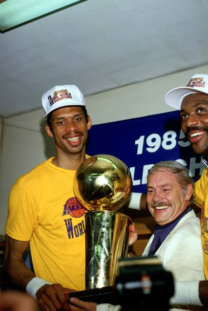 1985: Abdul-Jabbar festeggia il titolo col patron dei Lakers Jerry Buss